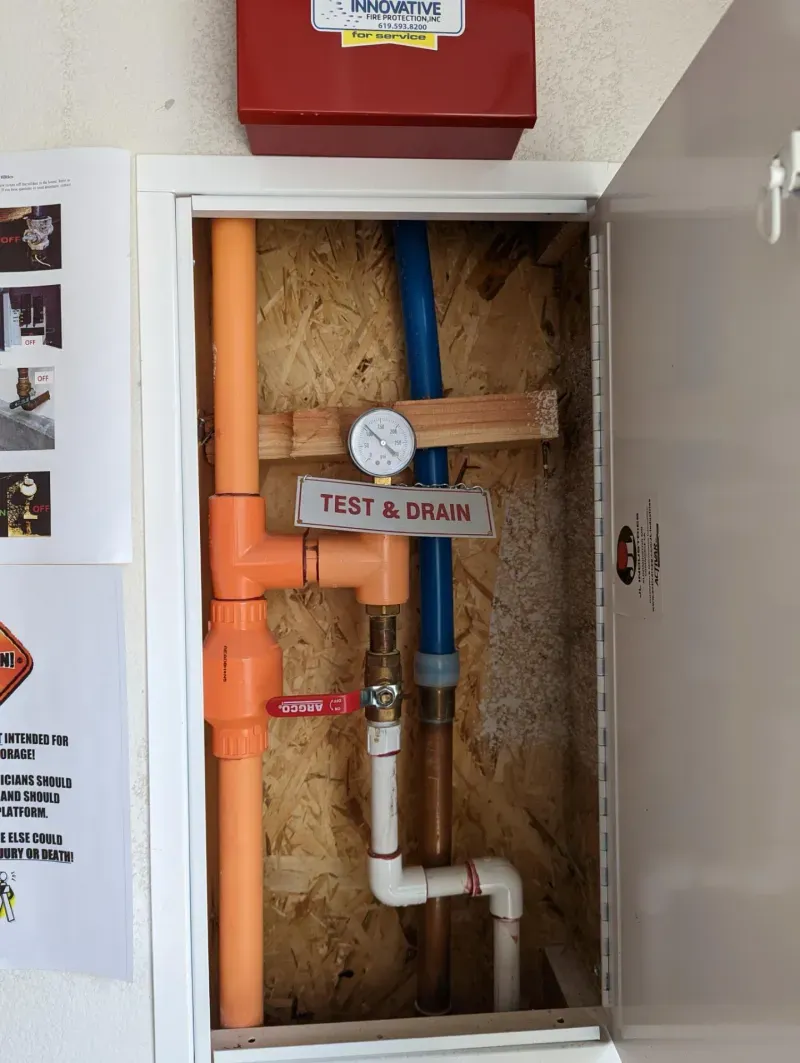 Residential fire sprinkler riser with pressure gauge